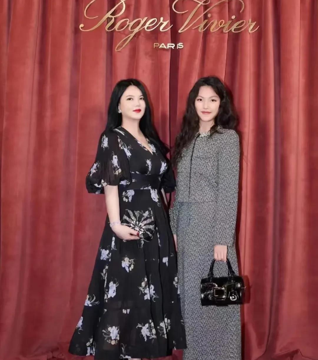 对比那尔那茜的“暗箱操作”李湘明晃晃托举女儿的好感度又上升了因为，李湘