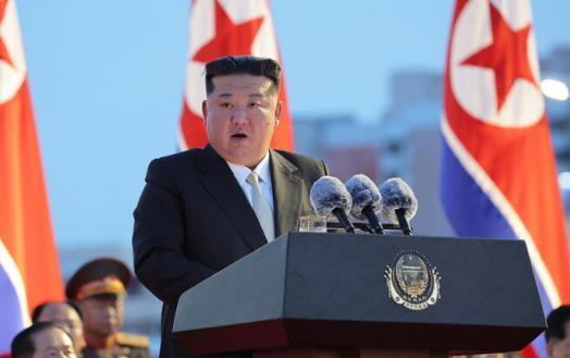 很少离开朝鲜的金正恩，将国际政治舞台首秀选择在了中国。中方今天（28日）公开