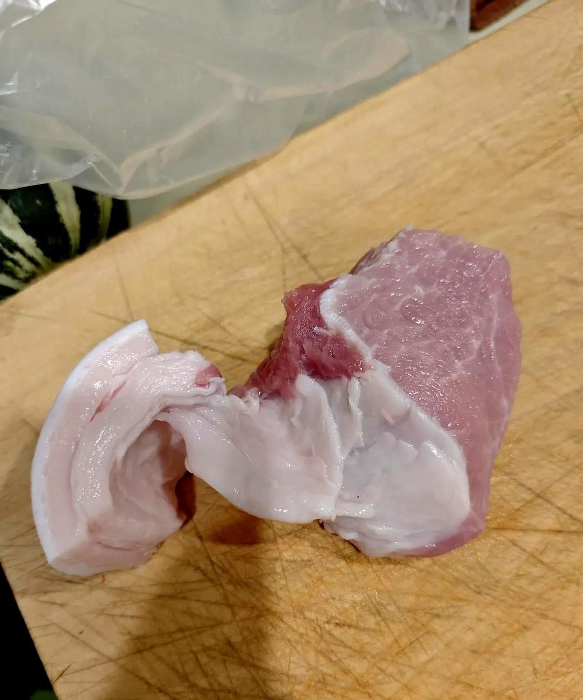 今天去市场买了一条五花肉，那个卖肉的从大块往下切的时候，我就发现了，肥的和瘦的就