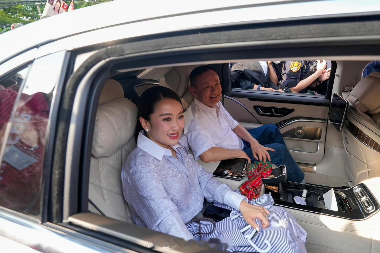 他信假释出狱了，他信曾经的好兄弟洪森和柬埔寨首相洪玛奈都没有表态。洪森和他信自9