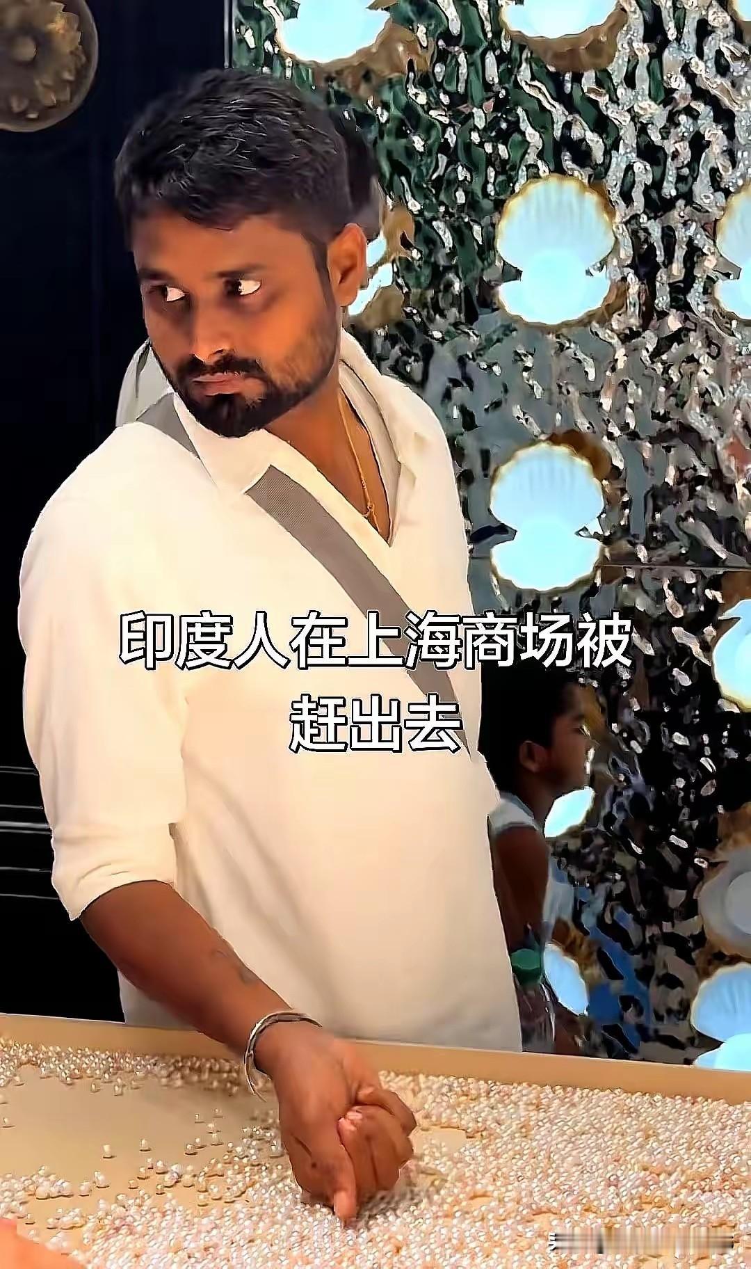 上海老字号门口，一个印度人非要买五十斤点心，店员解释限购，他硬是不听。​​​视