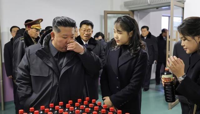 金正恩有新举动，妻子李雪主和女儿金珠爱陪伴身旁。朝鲜官方媒体朝中社和劳动新闻近日