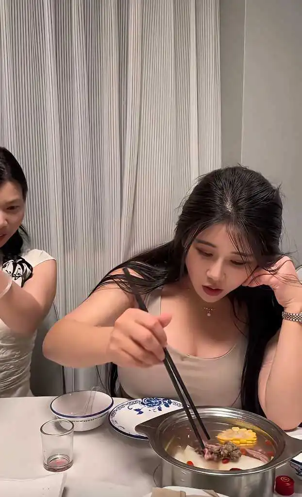 别灌了，出事了，在座的一个跑不了