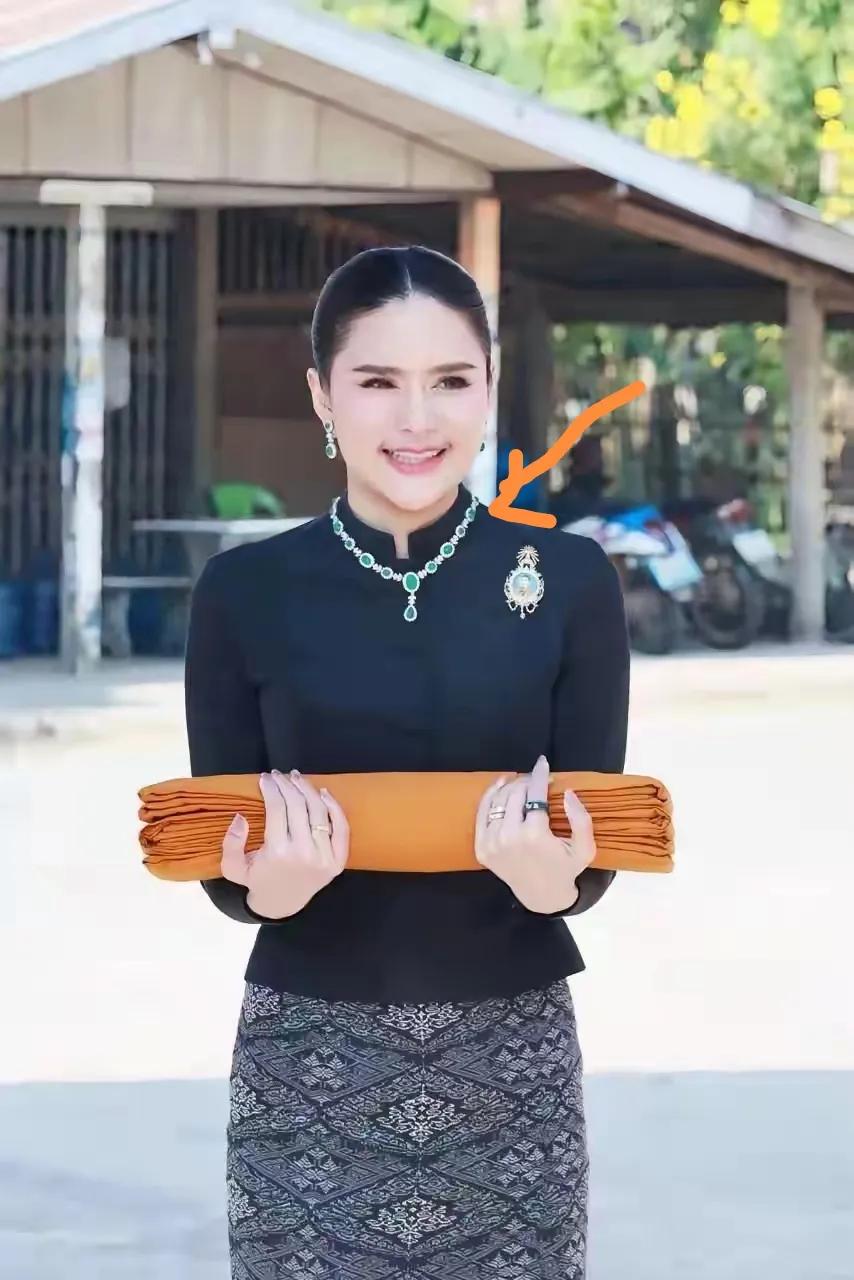 椰风挡不住啊！最近，欧拉弄不仅人越变越漂亮，首饰也不断地上档升级，连服饰都不