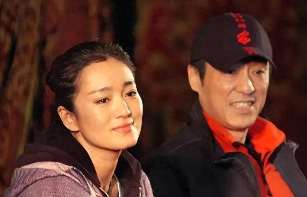 1987年，张艺谋筹拍《红高粱》，女主选了“丰乳肥臀”的史可。然而，巩俐也想出演
