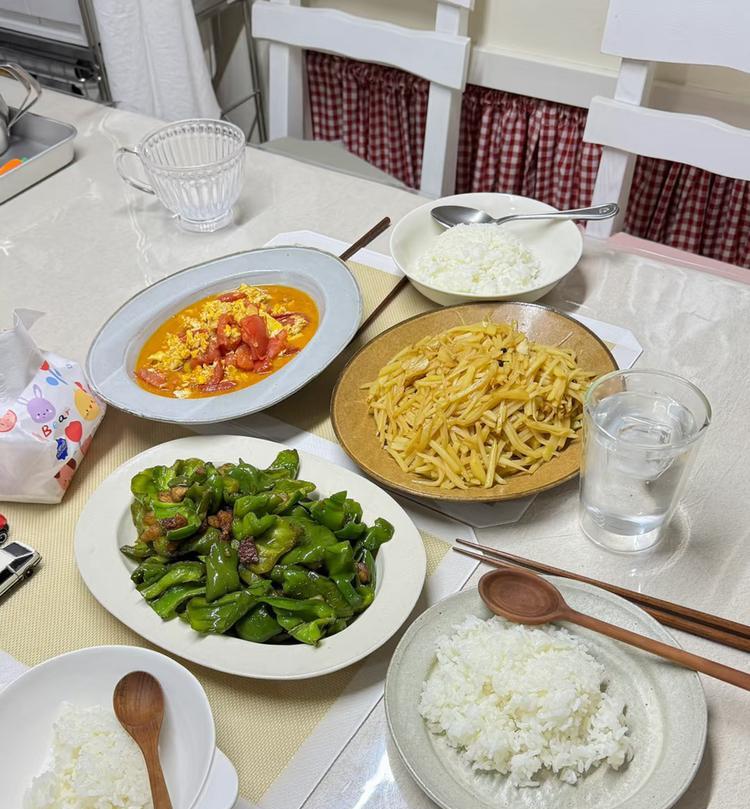 婆婆来帮忙带娃，我中午下班回家做了三个菜，却被骂不懂事……婆婆说，哪有做三个菜
