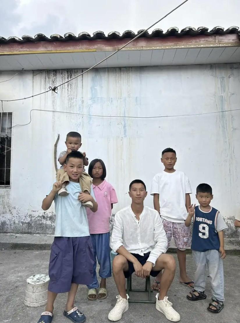 “95后”舅舅照顾3个外甥近10年。2016年，20岁中专毕业的阿布，面对姐姐