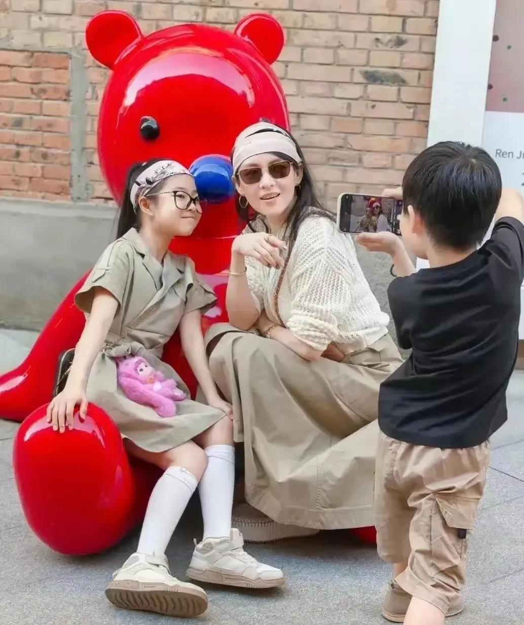 46岁的章子怡现身埃及度假，举手投足间尽显优雅气质，自带女王般耀眼光芒。她与丈夫