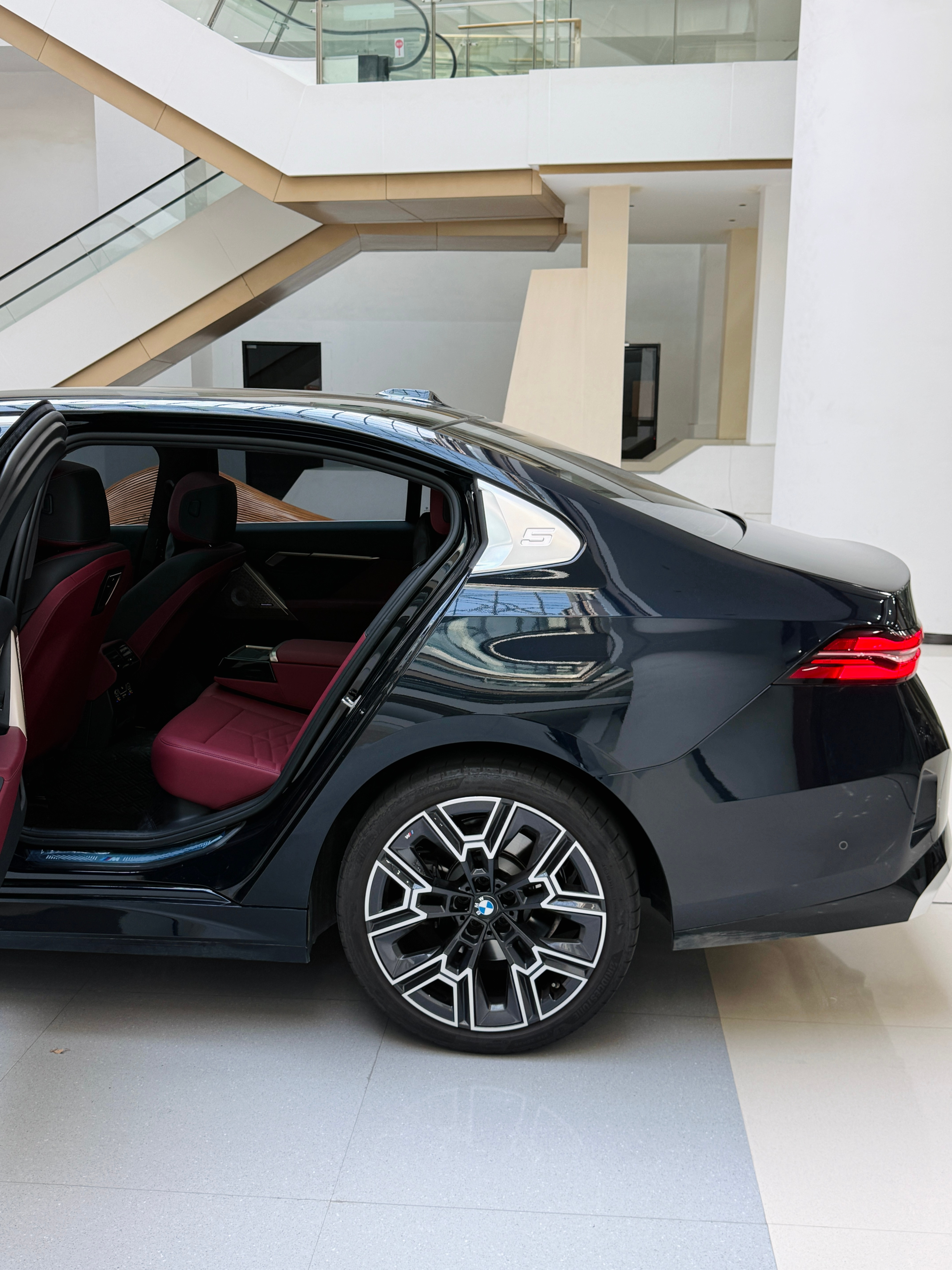 家用天花板！出25年宝马530尊享开2万公里25年上牌的宝马530尊享M运动，碳