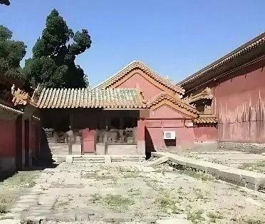 过去冷宫的样子！难怪进了冷宫的妃子都会疯～你想啊能进宫选秀的，一般家境都不错