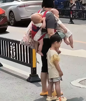 太心酸了”河南，有一名男子在回家的路上，经过一条街道准备过斑马线的时候，看到一名
