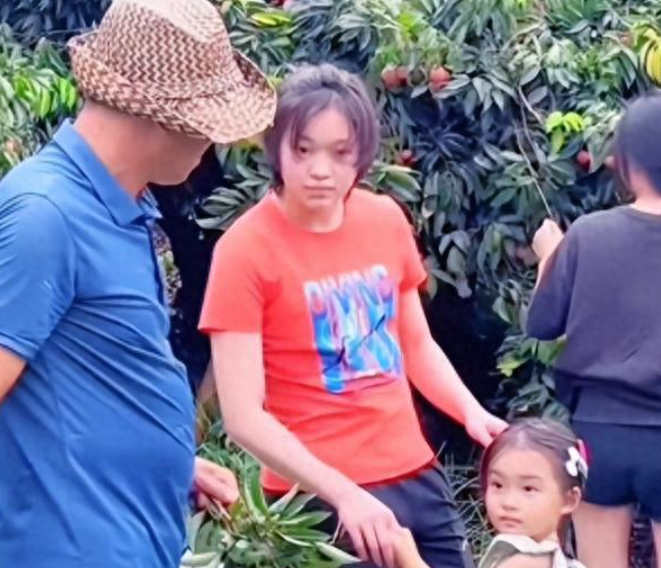 全红婵回村摘荔枝与家人团聚，状态不佳背后的隐忧