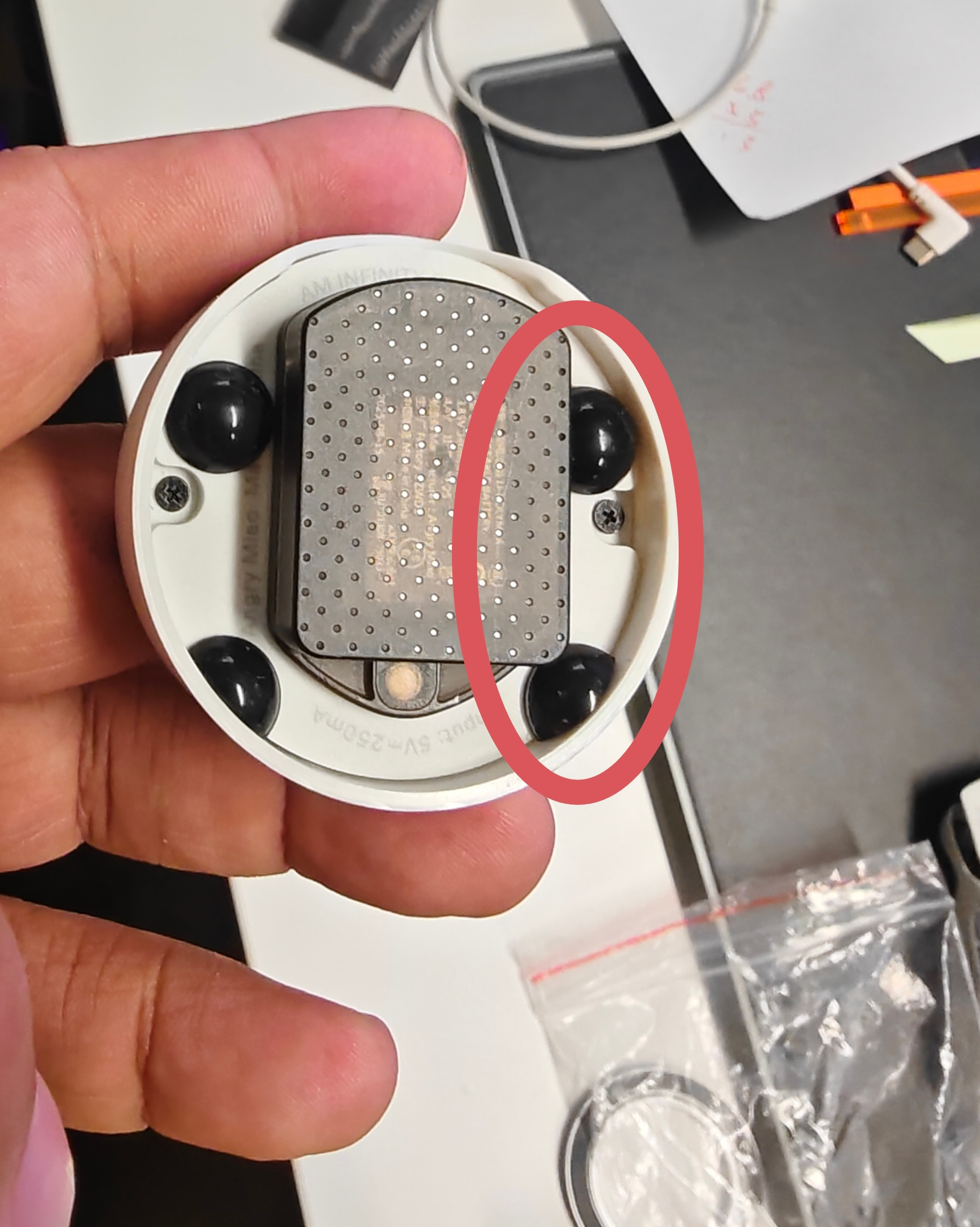有些AMinfinitymouse的用户在把电池吸附到充电座的时候会吸歪