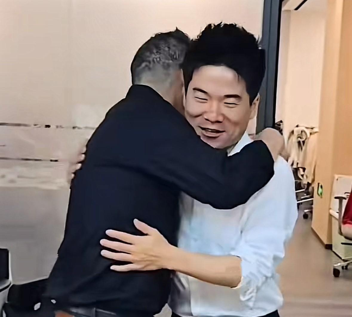 董宇辉在会议室接待苏童，马骞和成林在门外乐翻了天，既上了班，又见到了名人，天天过
