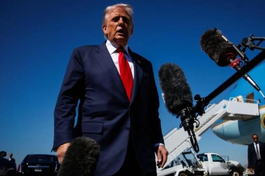 特朗普又对美媒妄言，称中国向他承诺，只要他在任，就不会采取统一两岸的行动，因中方