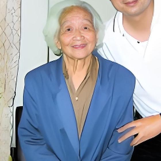 这是朱枫之女陈莲芳（小名阿菊）首次公开露面的照片，摄于2005年。受家属所托，徐