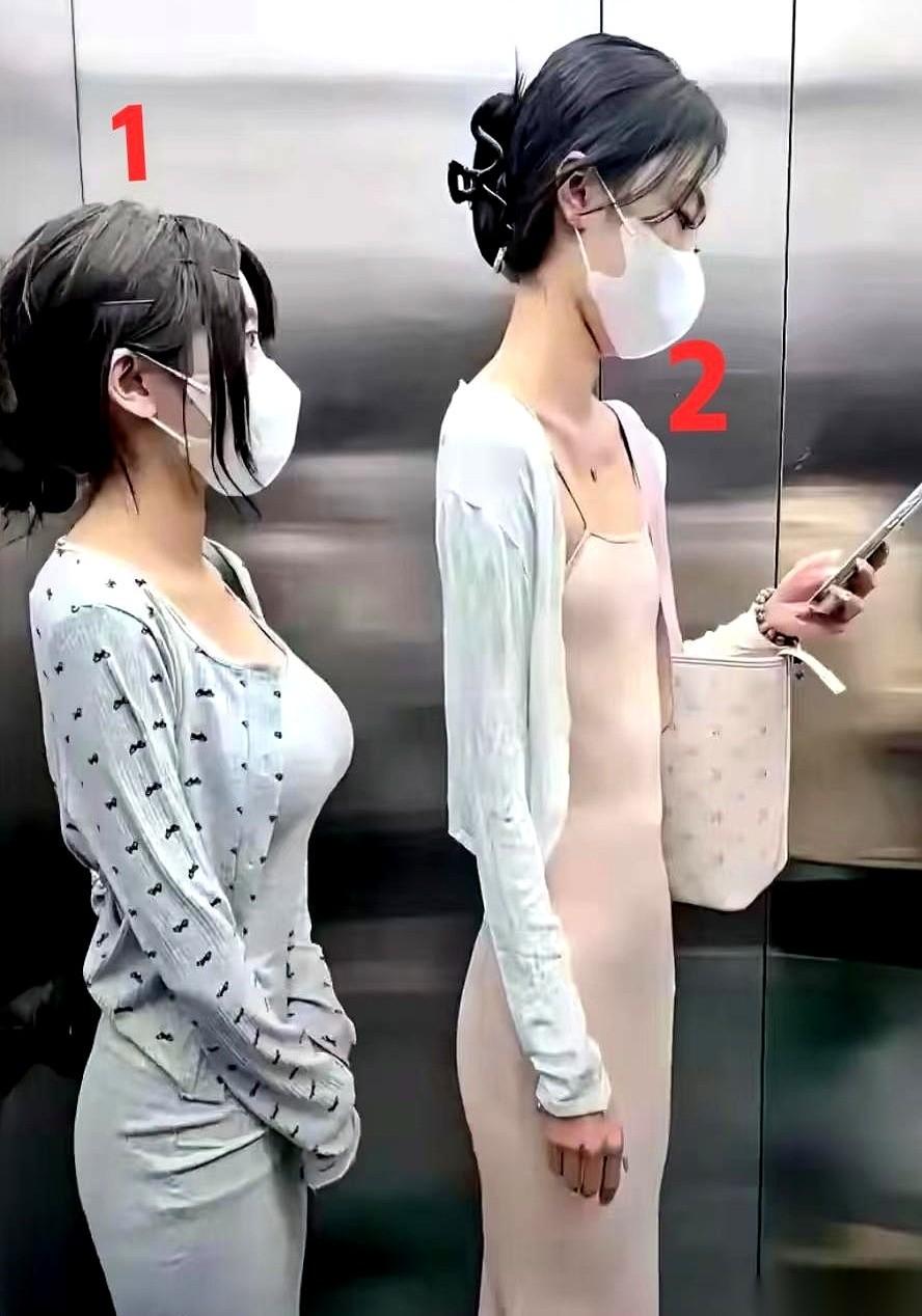 我哥们儿去相亲，结果成了大型社死现场。对面坐着俩姑娘，1号是亲戚介绍的正主，文