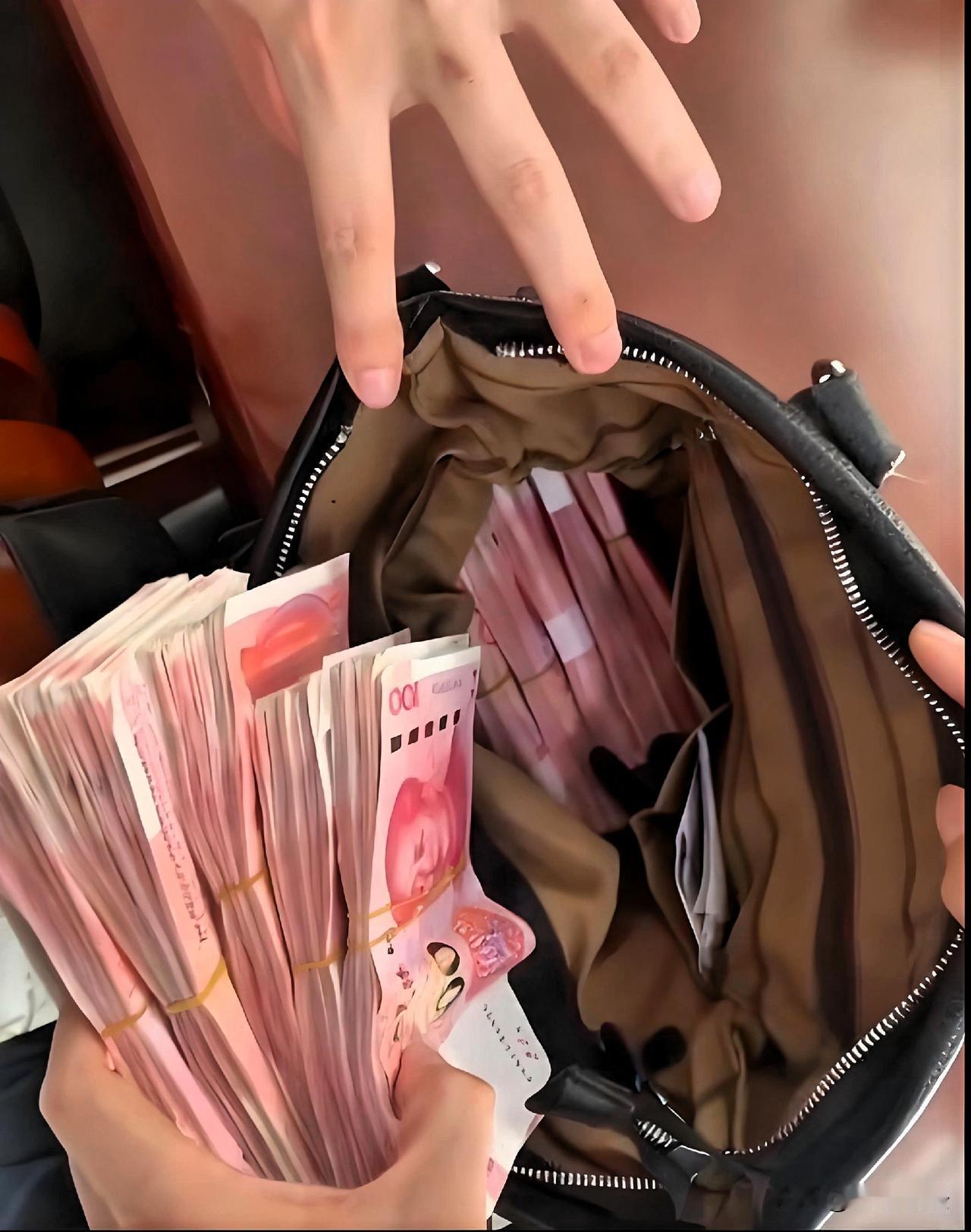 浙江温州，女子晚上遛弯消食，无意间看到草坪上有一个包，她踢了一脚感觉不对，打开一