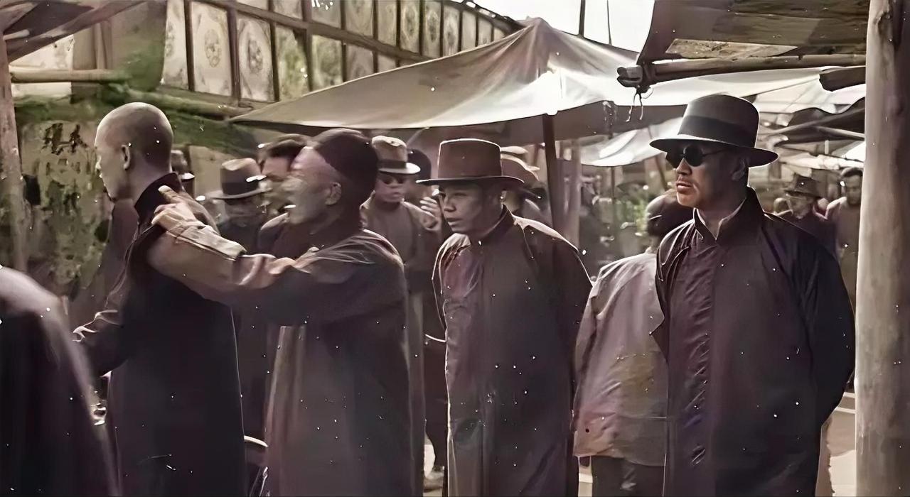 1949年的上海，赫赫有名的商人丁永福，把自家的洋房全卖了，换成了美金。旁人都