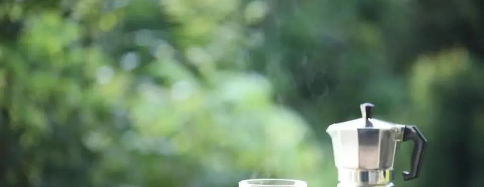 看得泪目了。一位网友说，他奶奶走的早。他家邻居70岁的老头，每次打牌回来进门