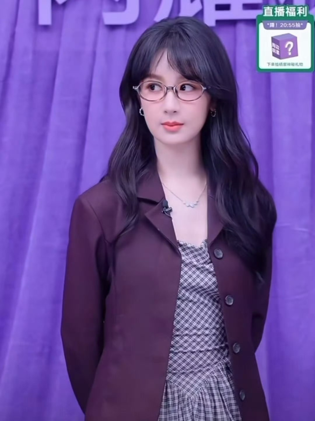 杨紫今日造型，小西装加吊带裙太辣啦