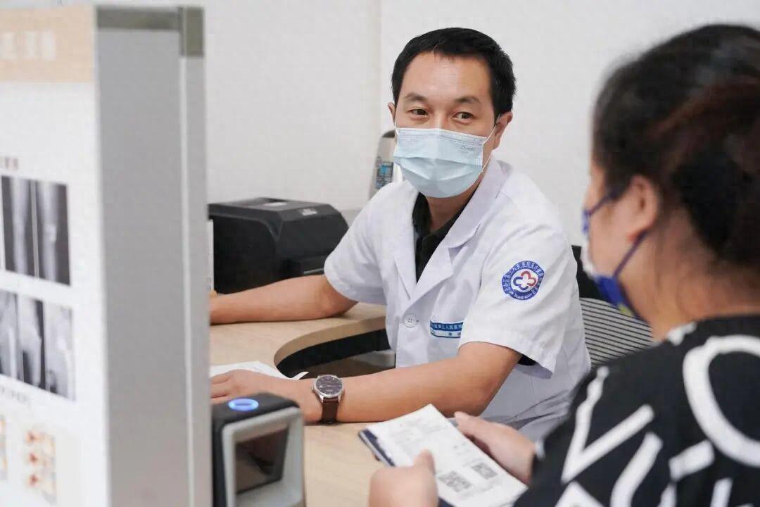 “万万没想到！”浙江宁波，一女子趁天气不错，骑着电动车去公园踏青，从坑坑洼洼的石