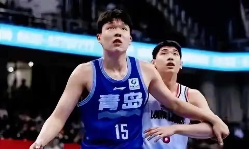 杨翰森这样明显属于我们所说那种会打球的，球商确实好，篮下技术也可以，内线防吨位球