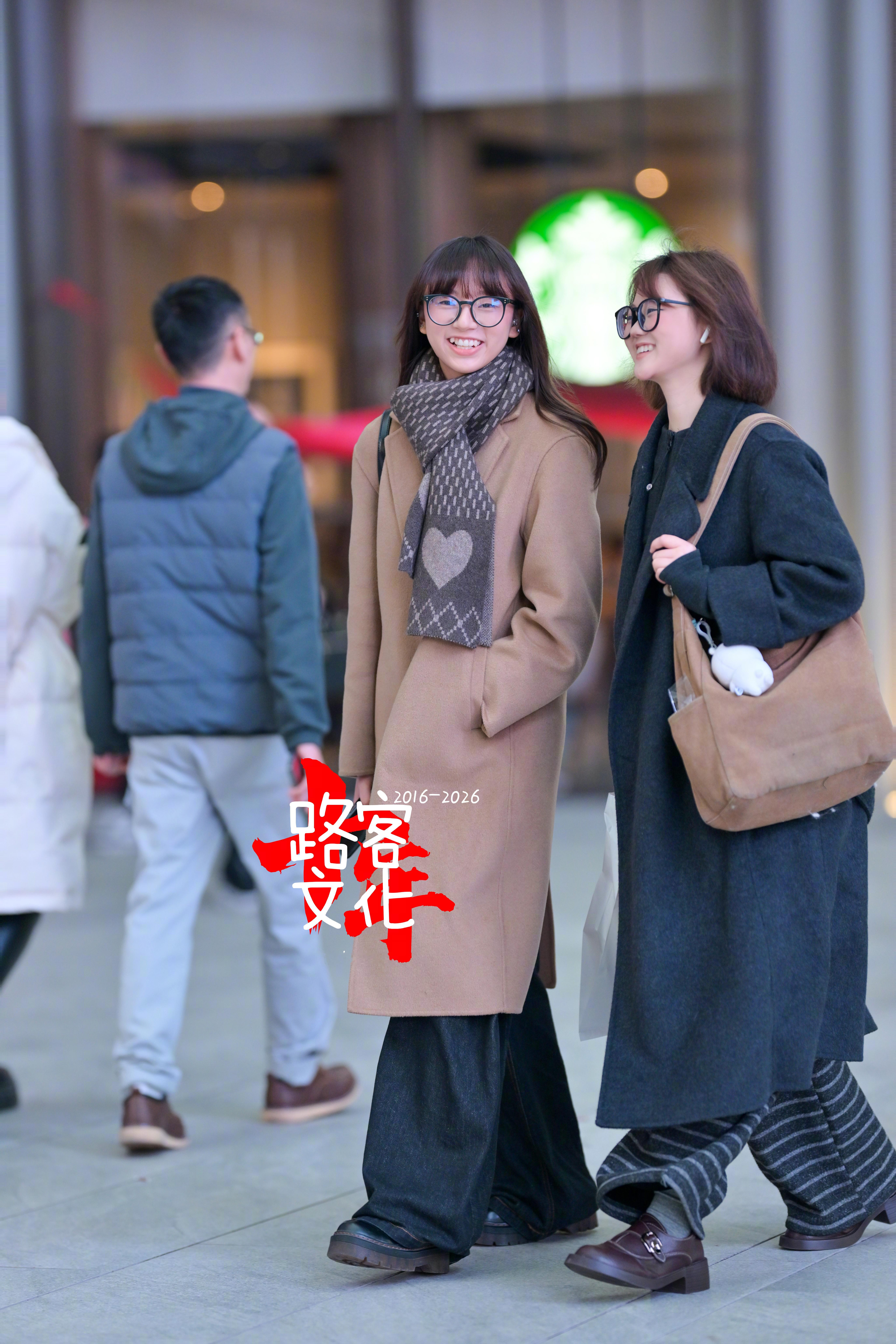 两个小姐姐好可爱的微笑