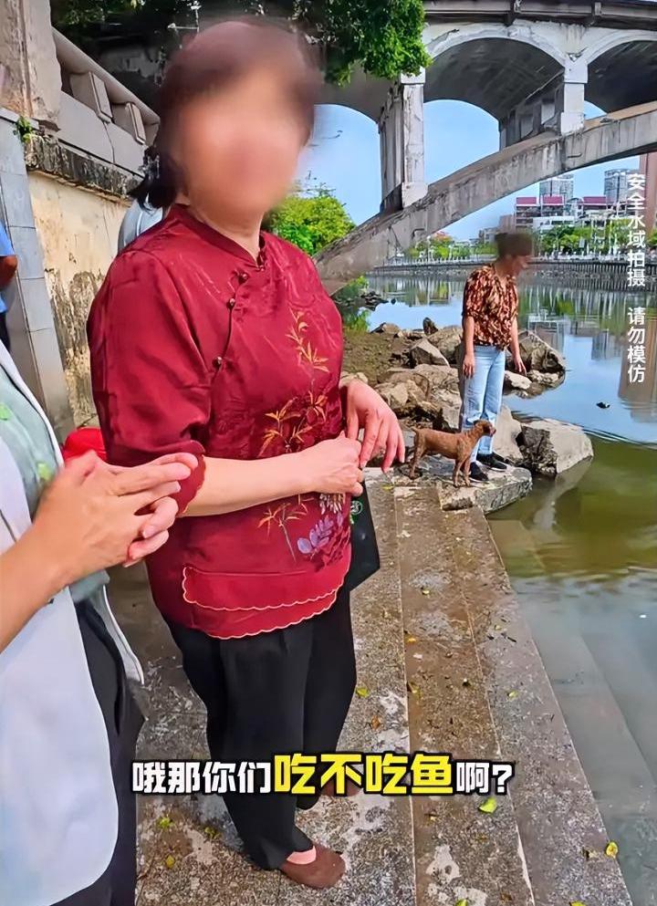 放生的人吃鱼吗？看看她们怎么回答。一位钓鱼佬在河边钓鱼，正巧遇到一群大妈放生，