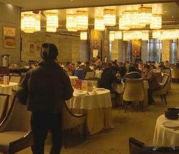 广东东莞，朱女士在酒店订两桌酒席，10月1日聚餐，结账花3946.68元，发现账