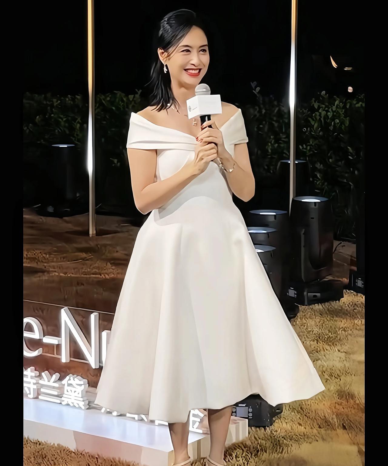 不老女神朱茵（紫霞仙子扮演者）惊艳亮相活动现场，岁月似乎对她格外温柔。即便已54