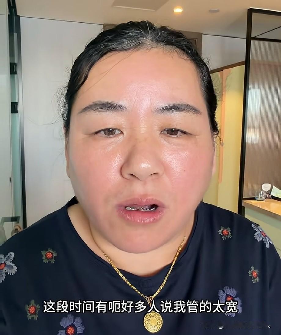 小故事！这是佟小喵的母亲，也是一个不讲道理的老太太。虽说比王金刚稍微
