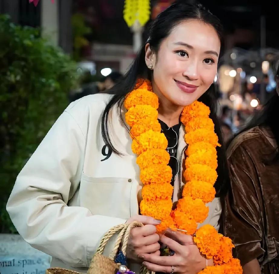 泰前总理佩通坦投出珍贵一票！就在今早八点，泰全国近10万个投票站同时开启，最令