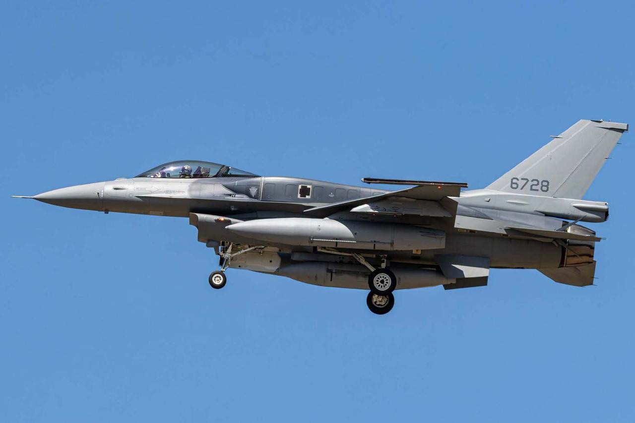湾湾空军二十年来第一次采购新飞机，首批三架台湾地区空军F-16CBlock7