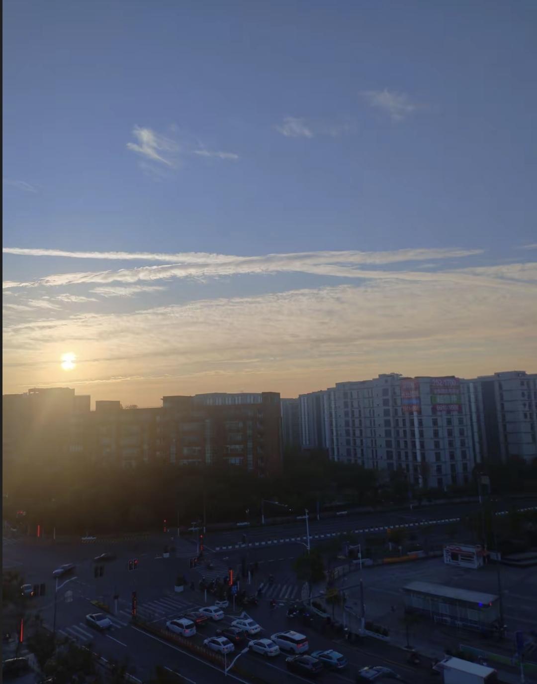 前两天老公回老家县城办事，说我们家那套房现在才值三十几万。原来那套90多平的小高