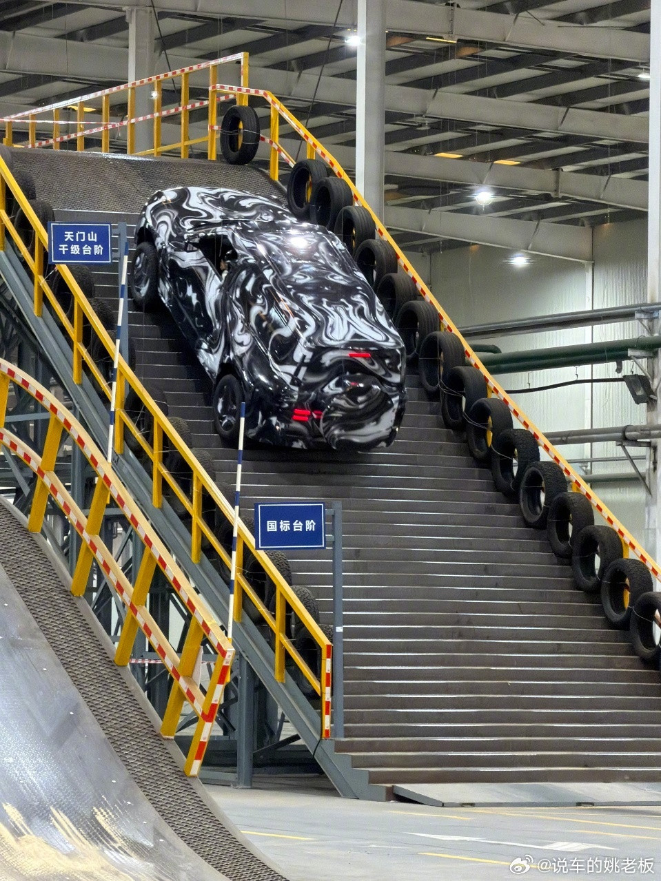 比亚迪在厂房内复刻天门山台阶，对新款仰望U8进行极限爬坡测试。伪装方盒子车型轻松