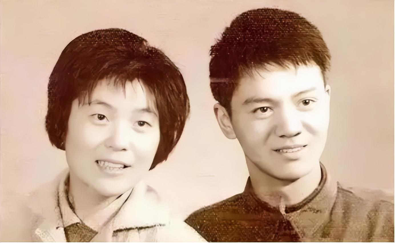 1979年，知青戴建国不顾家人的反对，迎娶傻姑程玉凤为妻。新婚夜，戴建国哭着解开