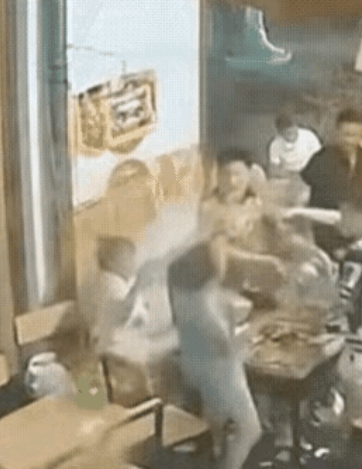 一场热闹的火锅晚餐，只因邻桌的几句口角，一位女子被激怒，冲动之下将一杯水泼向同桌