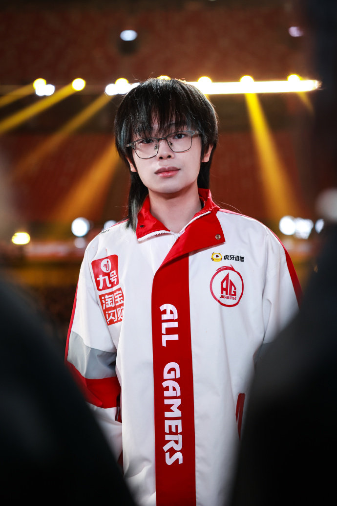 网传明天AG首发阵容将迎来变动，24年冠军阵容限定回归，钟意和长生两位双F