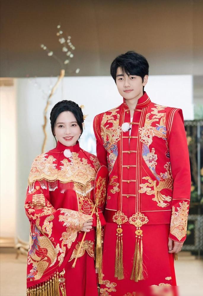 金莎晒的黄金，风头全被她肚子抢了。你点开4月19号她试婚服的视频，那件大红喜