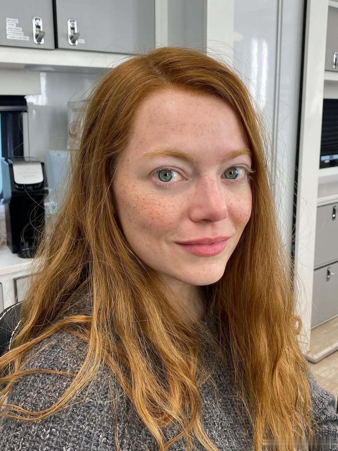 Emmastone艾玛斯通在新片《爱丁顿》里的两个妆造细节，一个伪素颜一个带妆