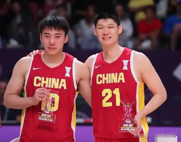 去年的中国男篮亚洲杯第二，亚洲第一。如今的中国男篮球员不跑位，后卫不传球，教