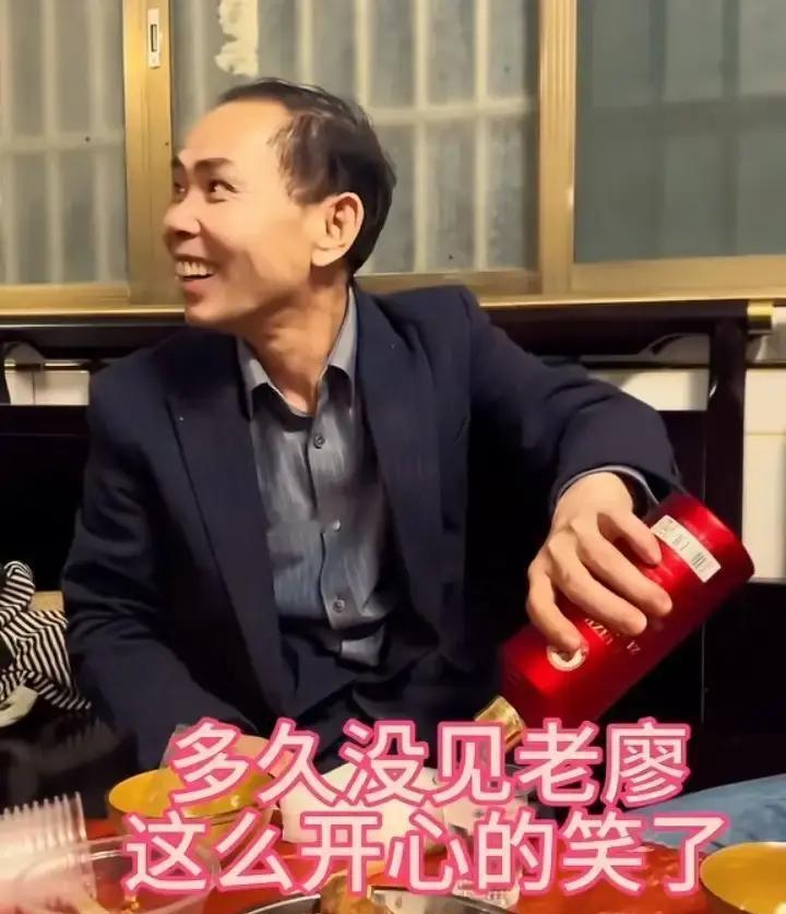 他们线下握手的那一刻，是今年短视频里最贵的表演。门票是你的注意力，成本是他们身