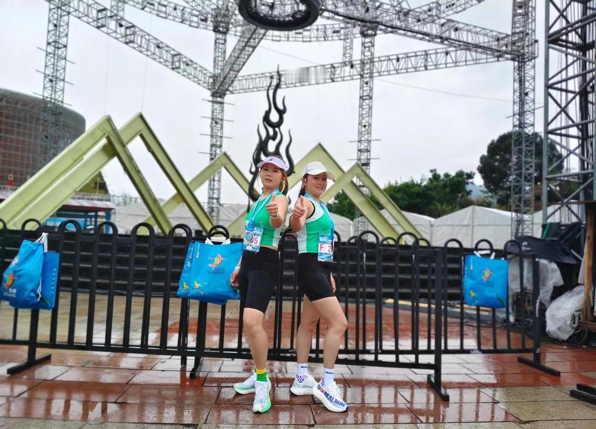 跑进1小时55分，不是运气，是凌晨五点的鞋带没松过。邛海的风知道，他跑过多少个