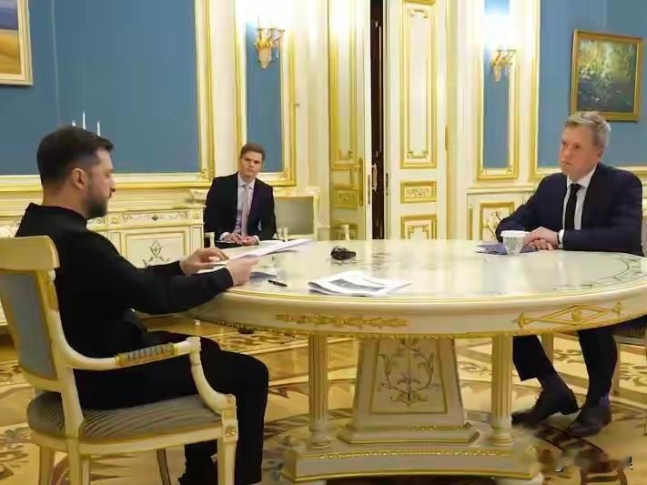 刚刚，乌克兰总统泽连斯基表示，我与美国陆军部长德理斯科尔谈的很好！我们认真的谈论