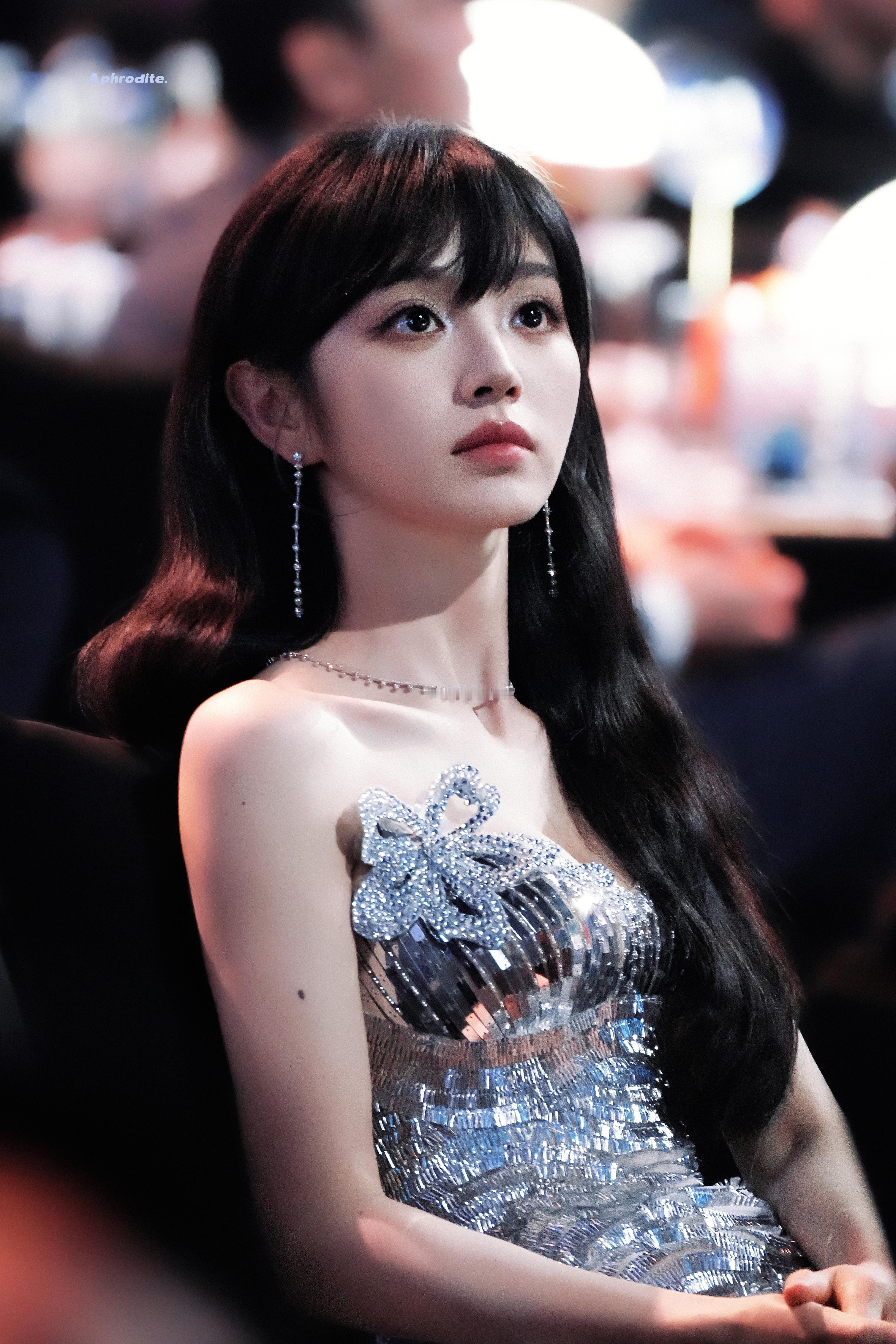 【田曦薇】尖叫之夜内场.尖叫之夜红毯田曦薇眼睛蓝蓝的像个精灵像个洋娃娃