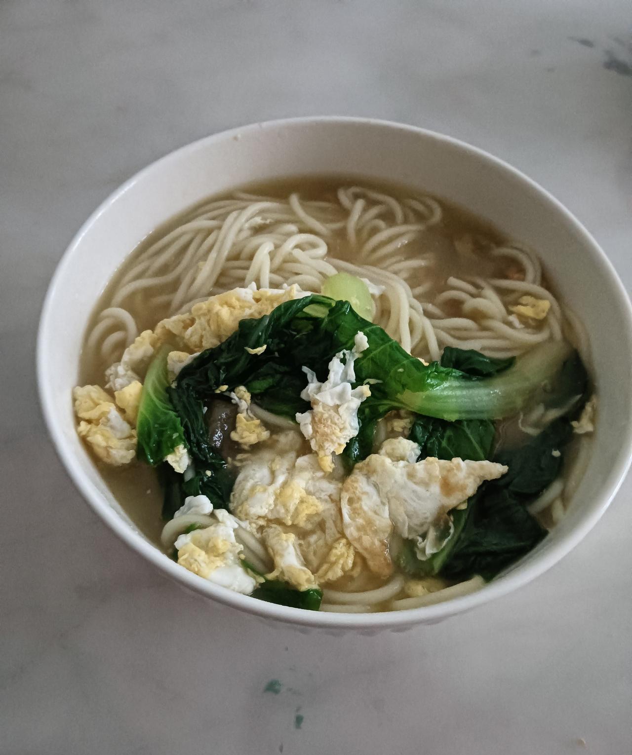午饭吃到晚上了，和往常一样，一个人的时候天天都是面条，今天也不例外，依然是鸡蛋青