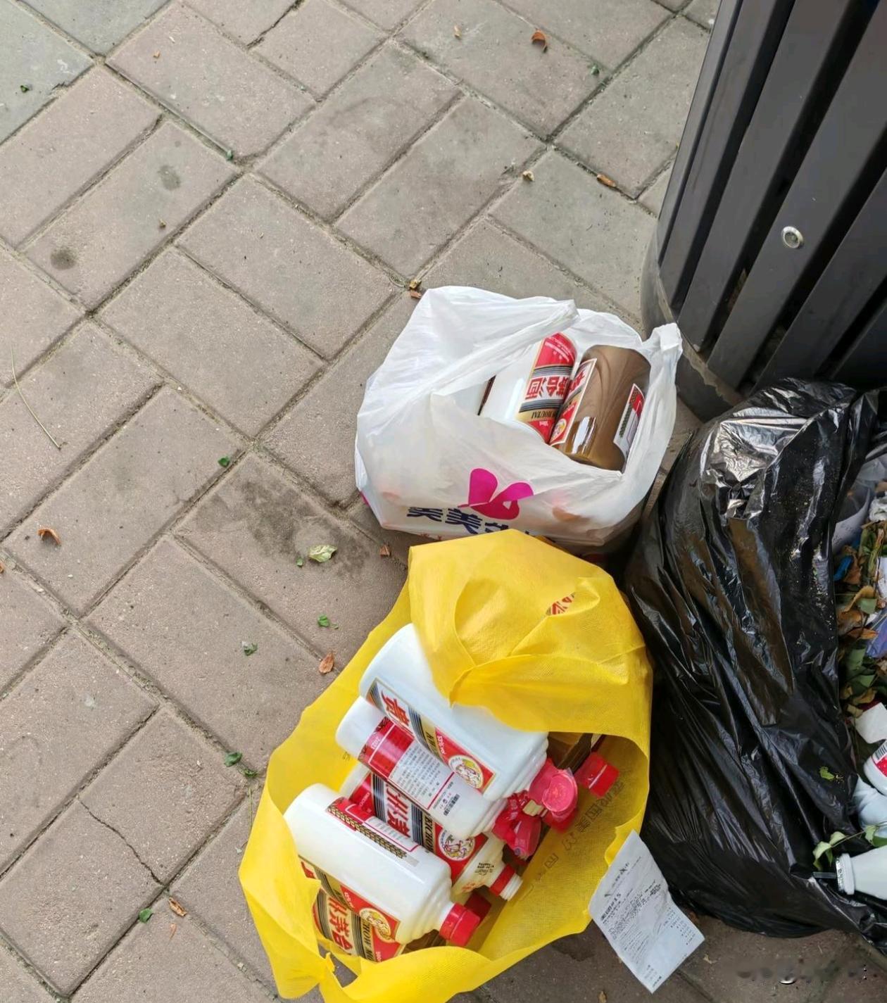 倒垃圾看见的还有几瓶没有开，这不发财了吗？友友们帮忙看一下，这是真的吗？