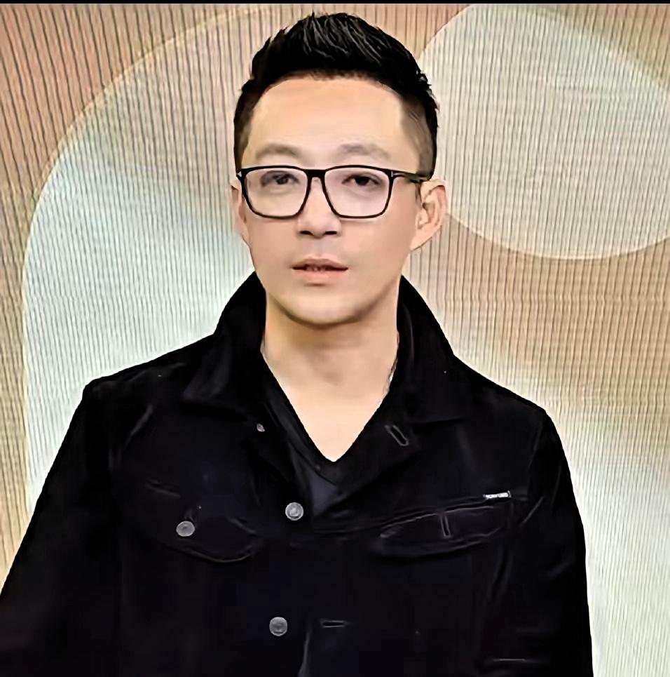 妈不来了，他没了主心骨，大家都在看。张兰说她不去了，她儿子的满月宴，在台北那边