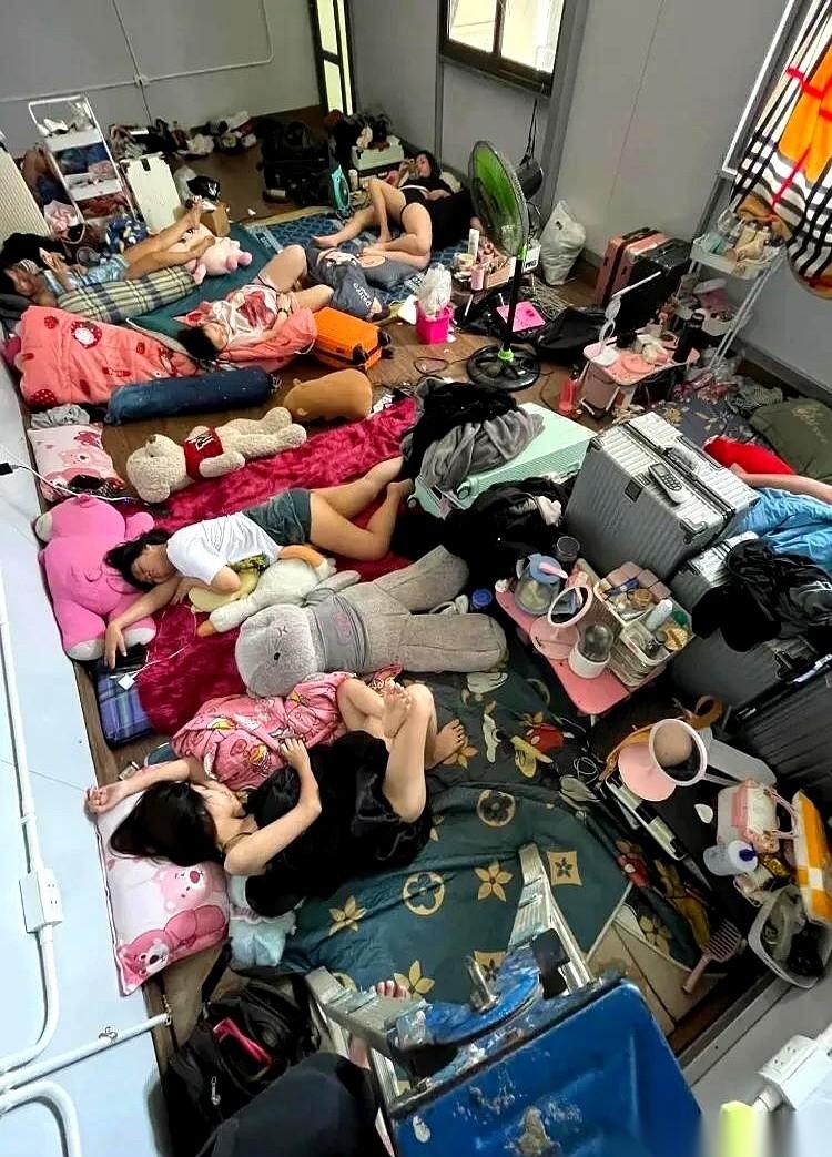 越南工厂的宿舍，一张照片就把人看沉默了。那不是宿舍，那是一个集装箱，硬生生塞了